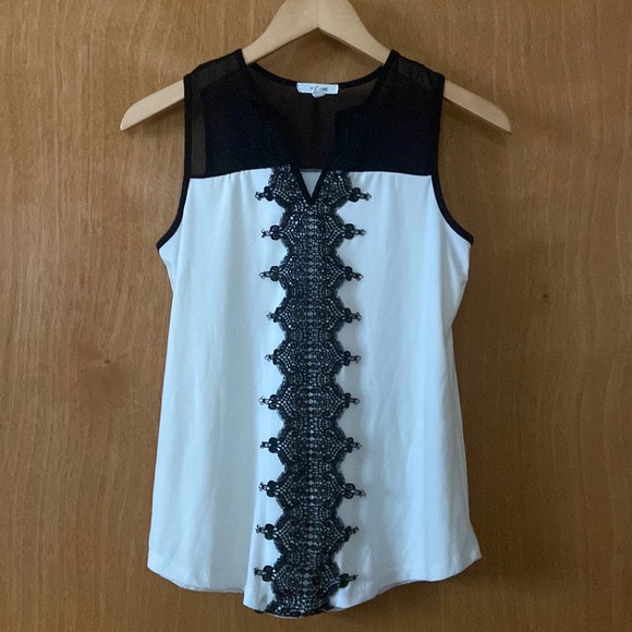 Cute white top w/ black detail. 😍 - Picture 1 of 4